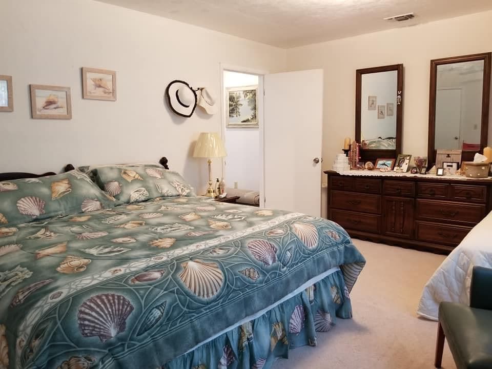 Spavaća soba br. 1 nalazi se na  2. katu .  Velika prostrana spavaća soba s bračnim krevetom i dječjim krevetom za jednu osobu.   U sklopu ovog najma nalazi se i paket-N-Play.  