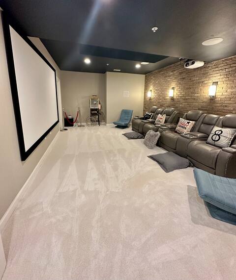 2000 sqft Entertainment Dream Suite