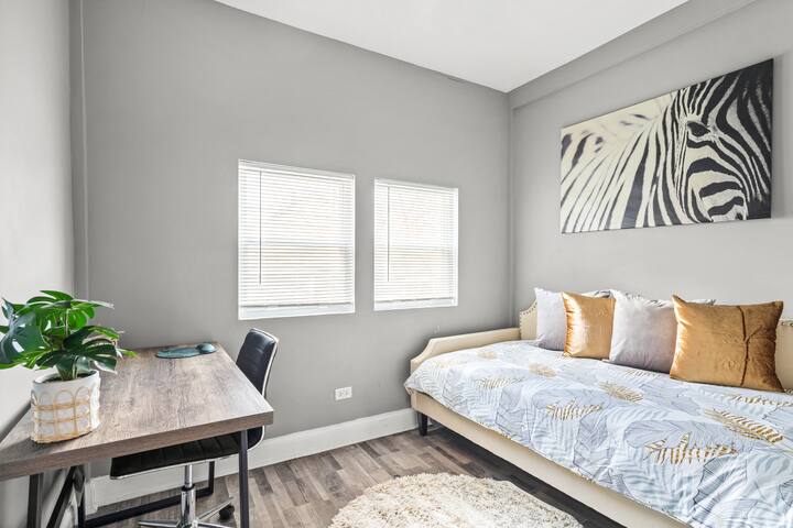 Spacious 8 BDR + 2 Kitchens + Garage! Sleeps 16! gallery image 3