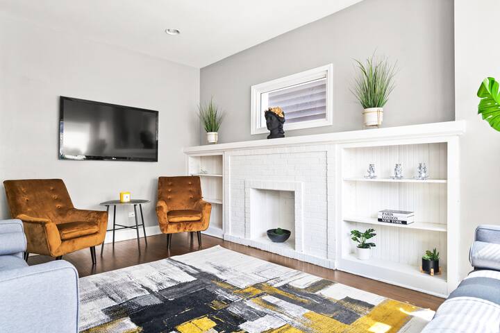 Spacious 8 BDR + 2 Kitchens + Garage! Sleeps 16! gallery image 2