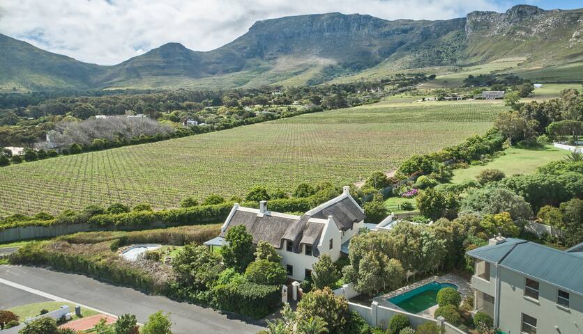 Noordhoek Vineyard Villa: Pool, Fireplace & Views