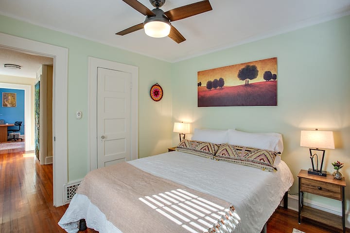 Lit Queen Size en mousse à mémoire de forme, télévision connectée 44"avec Netflix, placard avec cintres et deux porte-bagages. Des oreillers et des couvertures supplémentaires sont dans le placard.