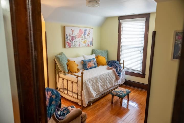 غرفة النوم 4 - تحتوي الغرفة الصفراء على سرير نهاري مع درج يسحب من الأسفل. كلاهما سريران متماثلان. تحتوي هذه الغرفة على منطقة للغرور والجلوس.