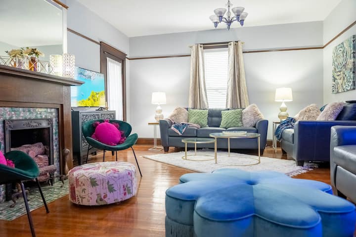 تحتوي منطقة المعيشة على أريكتين تتسع لكل منهما 3 أشخاص ومقعد حب. تحتوي هذه الغرفة أيضًا على تلفزيون.