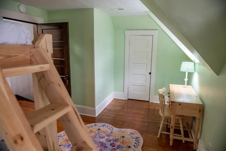 غرفة النوم 3 - تحتوي الغرفة ذات الطابقين على سريرين بطابقين. الأسرّة العلوية عبارة عن سرير مزدوج والجزء السفلي ملكة. تحتوي هذه الغرفة أيضًا على مساحة عمل مخصصة.