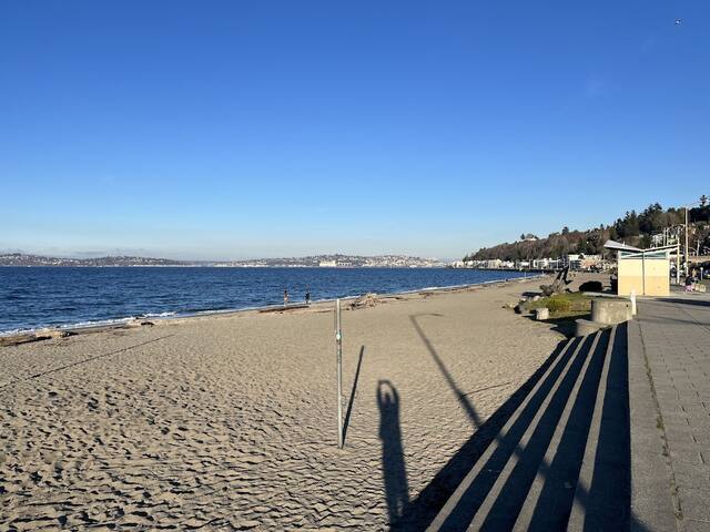4+ BR home 1 block to Alki Beach! Central air! gallery image 4