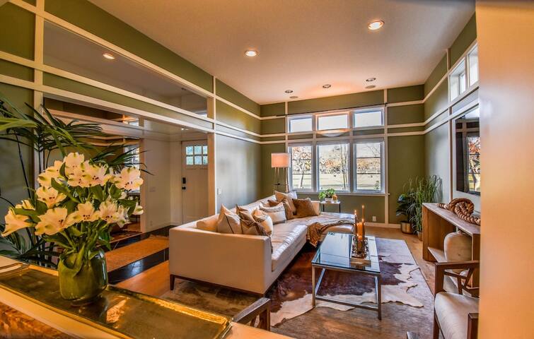 4+ BR home 1 block to Alki Beach! Central air! gallery image 5