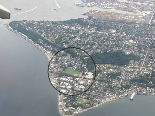 4+ BR home 1 block to Alki Beach! Central air! gallery image 3