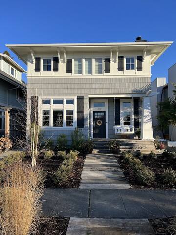 4+ BR home 1 block to Alki Beach! Central air!