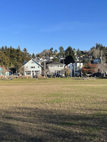 4+ BR home 1 block to Alki Beach! Central air! gallery image 2