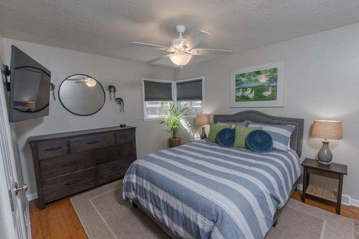 Segundo dormitorio con cama tamaño Queen.