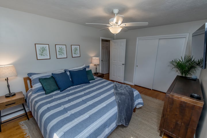 Dormitorio principal con cama tamaño king.