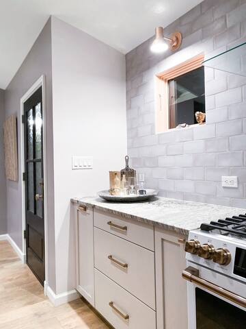 Luxury Bungalow in Deep Eddy gallery image 5