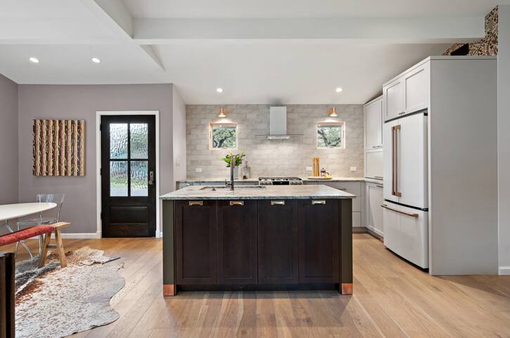 Luxury Bungalow in Deep Eddy gallery image 3