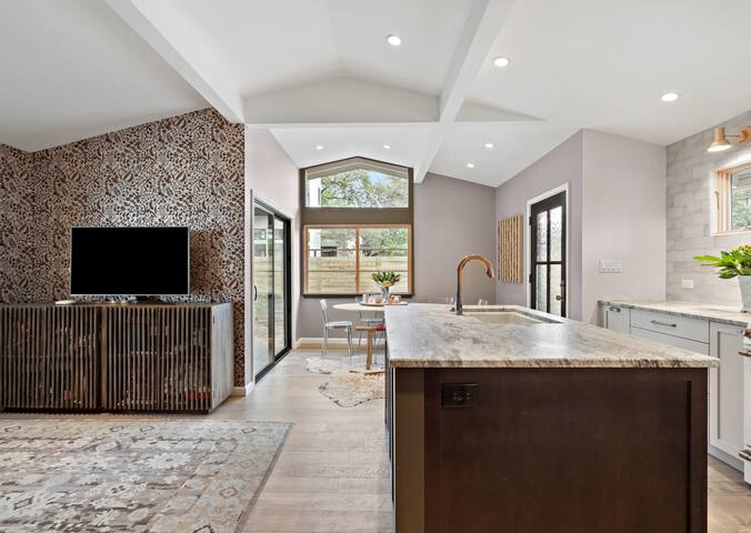 Luxury Bungalow in Deep Eddy gallery image 4