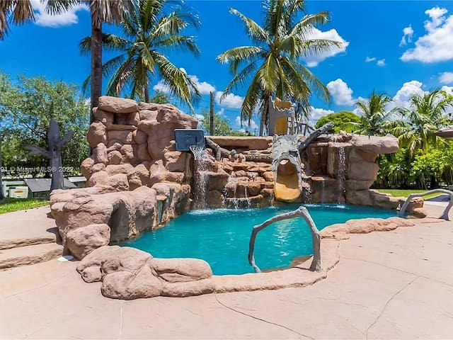 Maui Mansion Miami is ahome w/private resort pool