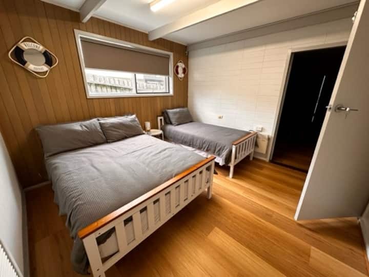 Chambre 4 - Le rez-de-chaussée dispose d'un lit double et d'un lit simple