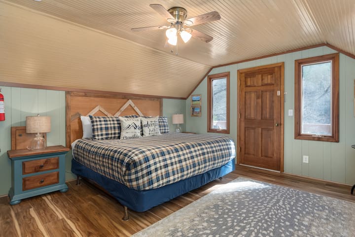 Основна спалня на втория етаж с двойно легло и самостоятелен балкон. 