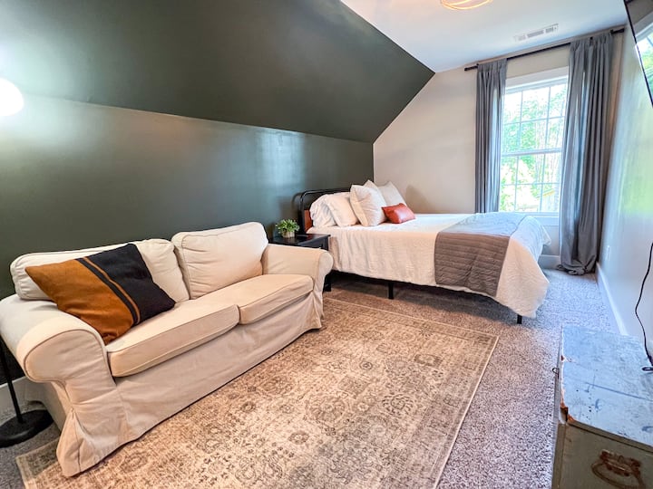 تحتوي غرفة النوم العلوية 2 على سرير بحجم كوين وأريكة مريحة وخزانة ملابس وتلفزيون روكو!