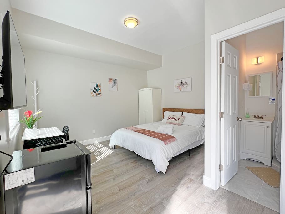 3124G Basic Suite w/ Bath & Desk near Central Park