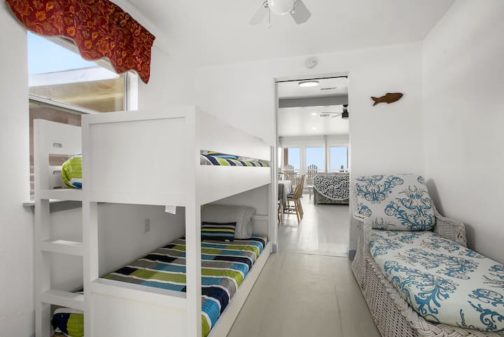 Гостин bdrm 1, со брачен кревет на спрат и дневна соба.