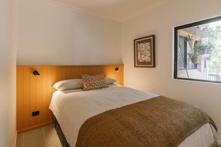 Habitación 2 Cama Queen. Un ventilador y una ventana, así como espacio para una maleta y espacio para colgar.
