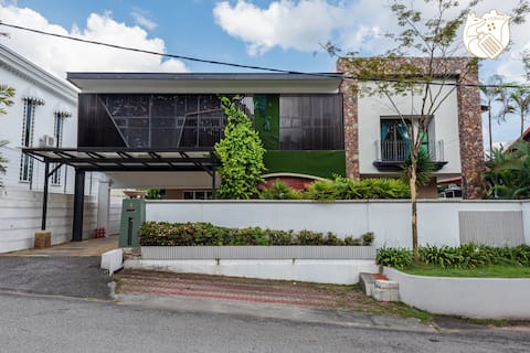 Serene Natural Vibes Private Pool Villa in Ampang