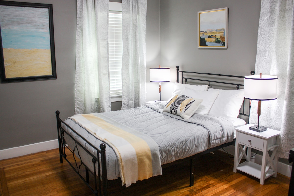 ნათელი საძინებლები ბევრი ბუნებრივი განათებით; მე-2 საძინებელი აღჭურვილია ფუნქციური მდივანი მაგიდით კომფორტული და პროდუქტიული სამუშაო სივრცისთვის