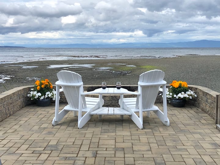 Oceanfront suite with 180 view