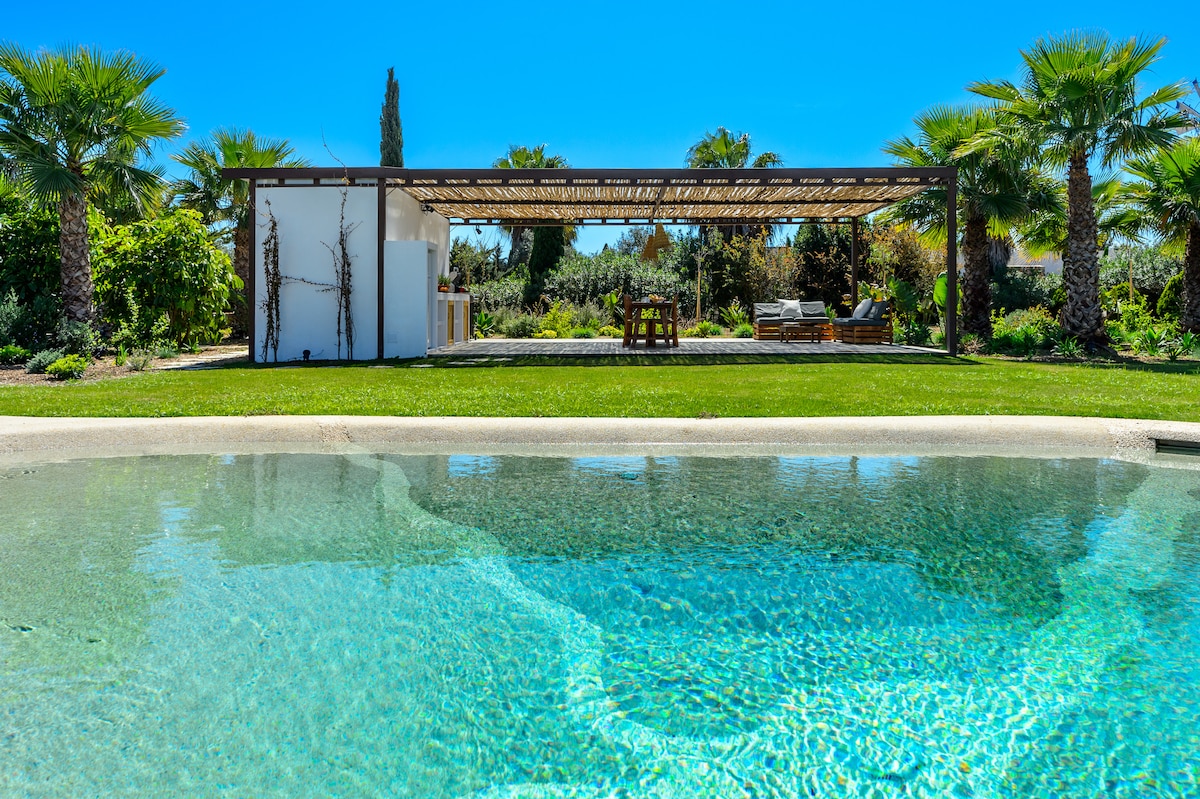 Popular Airbnb listing: Villa Can Jaume Arabí de Baix in Santa Eulària Des Riu