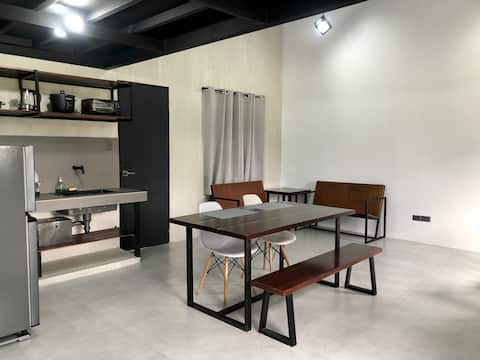 (I) Loft w/ Kitchen, WiFi, Netflix, Pool Access