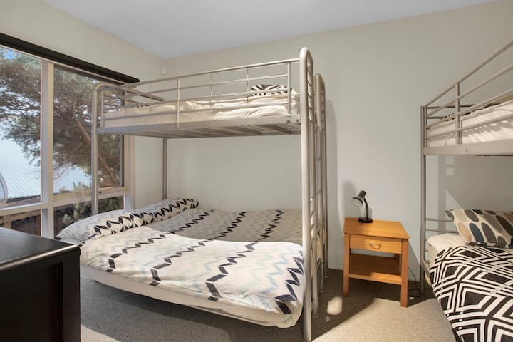 Ორსართულიანი საწოლი ბავშვებისთვის დასაძინებლად