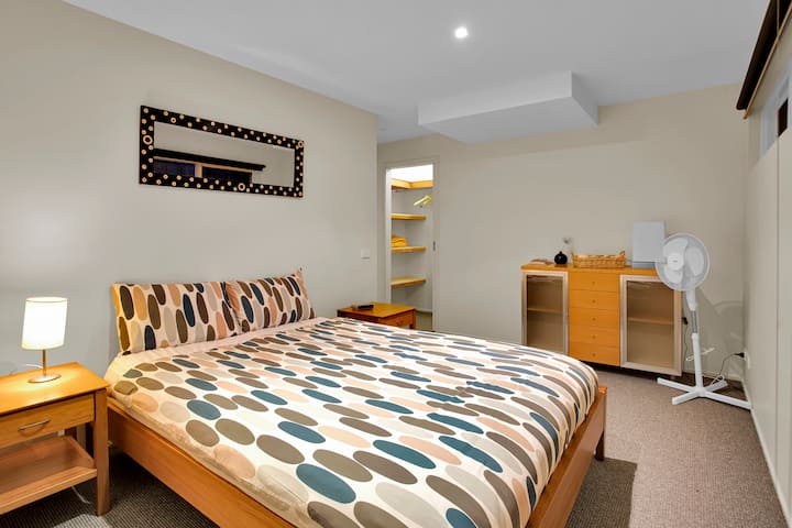 Საძინებელი ლამაზი ინტერიერით