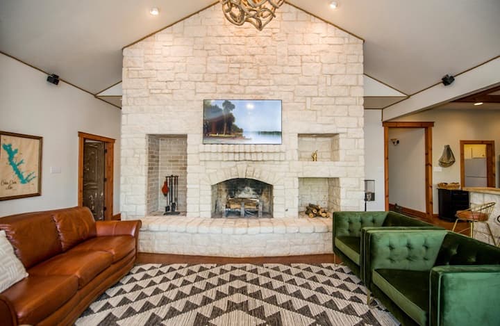 Hermosa chimenea de piedra de Austin con TV inteligente. Un montón de asientos para todos y un sofá cama extraíble queen.