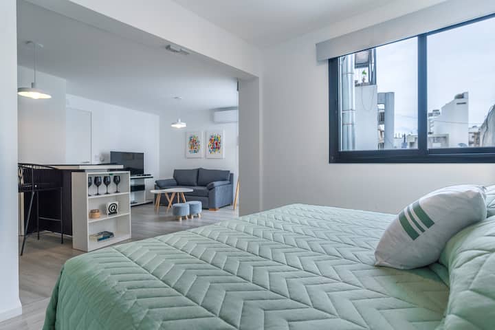 La chambre dispose d'un grand lit king size fait de lits jumeaux ensemble