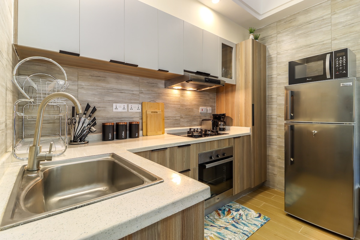 Serene 1BR City Hub w/ Rooftop, Pool & Gym photo 4