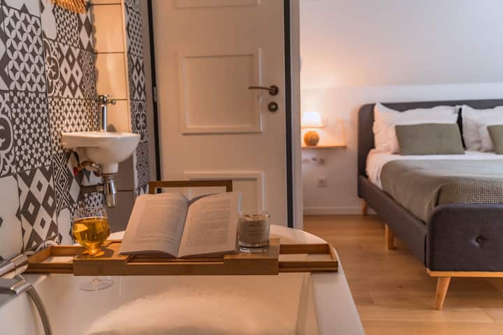 Suita kryesore me 160 krevate, vaskë, lavaman, tualet, dhomë zhveshjeje dhe televizor të madh me ekran të sheshtë.