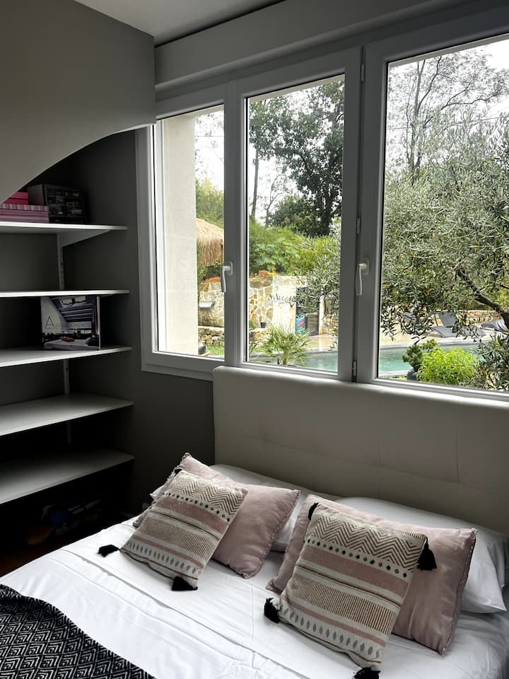 Dhomë me pamje nga pishina