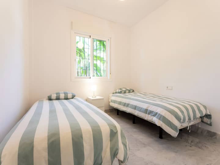 Este es el segundo dormitorio con persianas que pueden hacer que sea totalmente oscuro si lo deseas y un vestidor empotrado y un segundo baño en el pasillo.