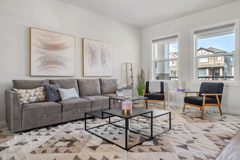 Popular Airbnb listing: Modern 3Bed~AC~Close to Spruce Meadows & Mountains in Legacy