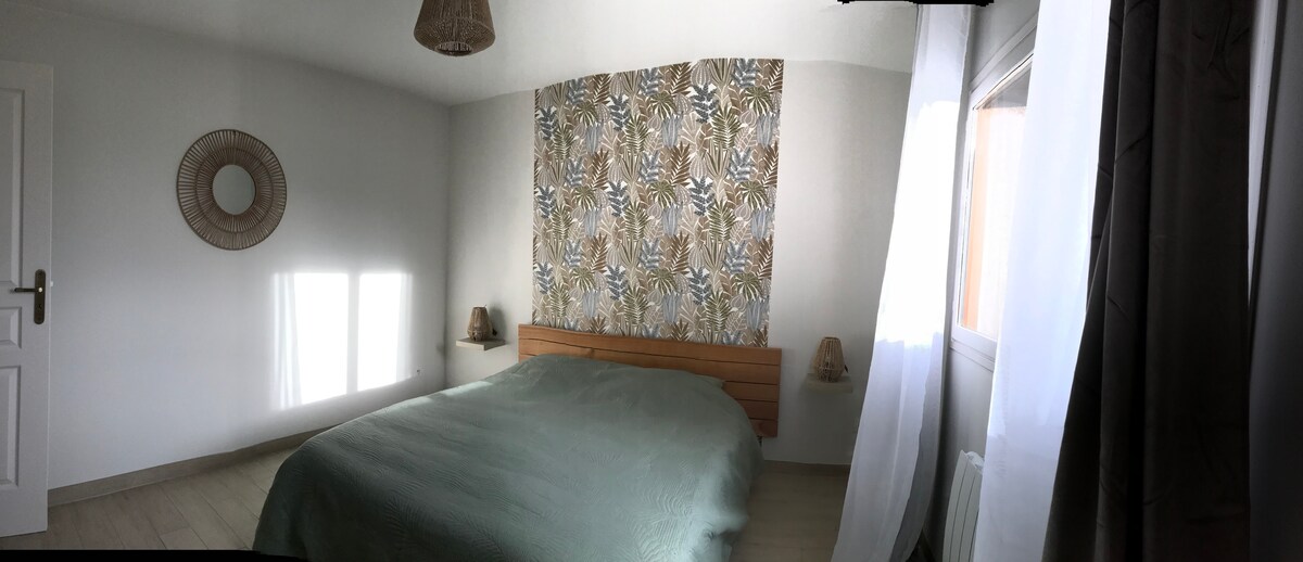 Стая с бохемска атмосфера сред природата.
Прозорец с изглед към градината и изглед към козе заграждението.