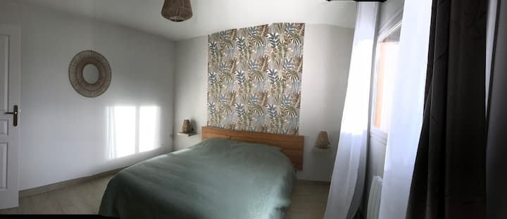 Chumba cha asili cha Bohemian.
Dirisha linaloangalia bustani na mwonekano wa kizuizi cha mbuzi.