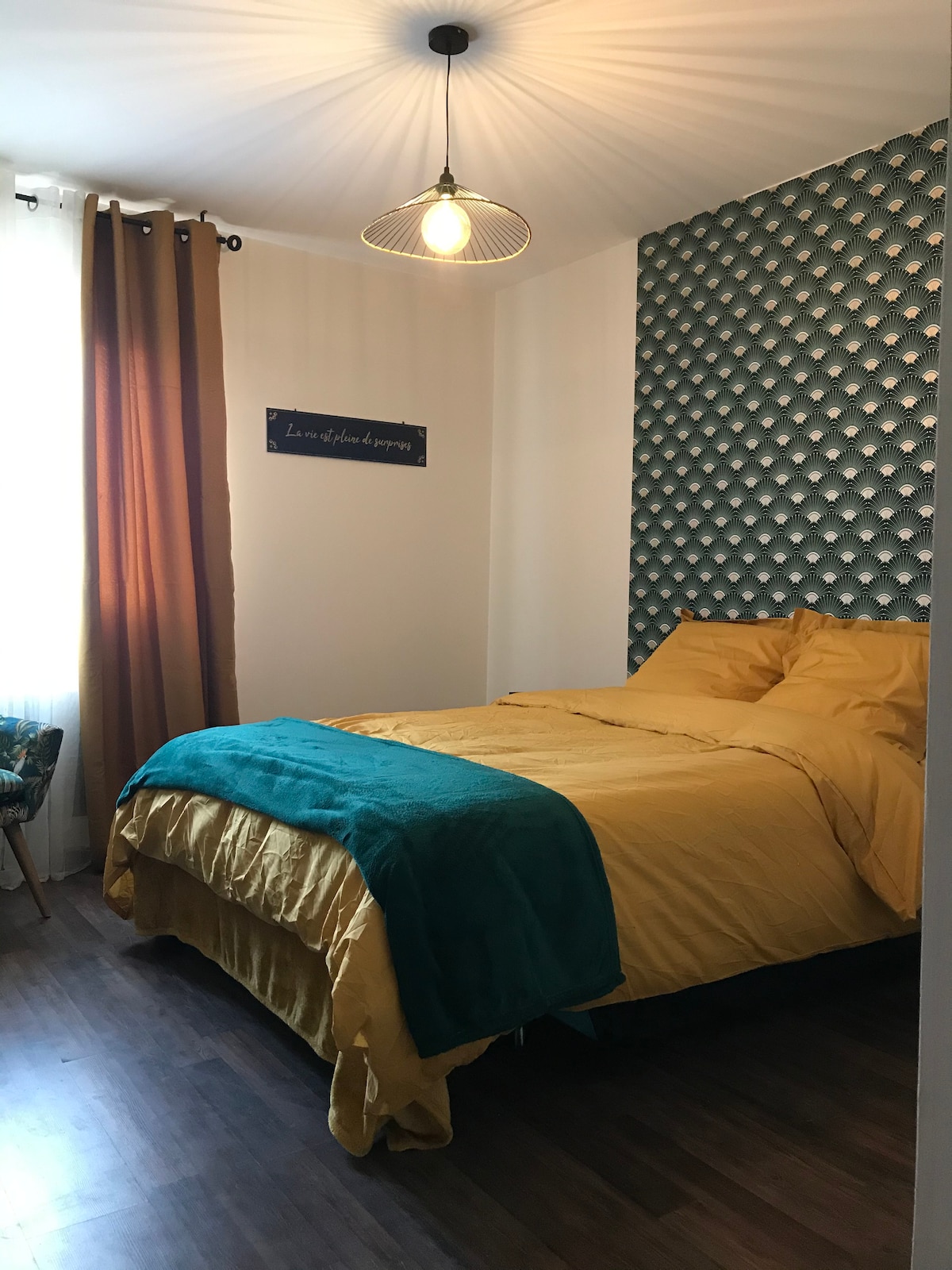 Нетипична стая, шикозна тропическа атмосфера.
В коридора с изглед към тази спалня има огромна съблекалня за съхранение на вещите ви.