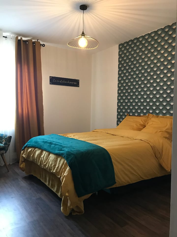 Chumba kisicho cha kawaida, mazingira mazuri ya kitropiki.
Kwenye korido inayoangalia chumba hiki chumba kikubwa cha kuvaa ili kuhifadhi vitu vyake binafsi.