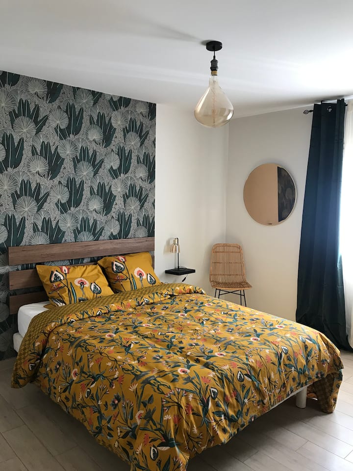 Chumba cha kulala cha Art deco.
Kabati la nguo.
Mwonekano wa bustani tulivu.