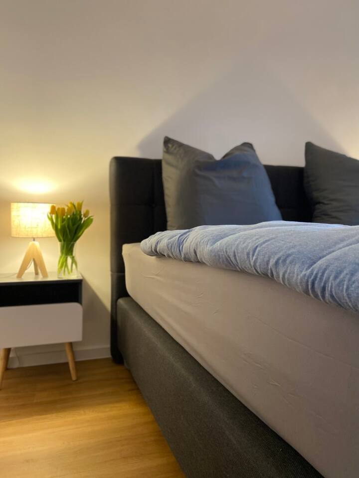 Podrobnosti spálne. Mega hrubý matrac a nebeská vrchná vrstva zaisťujú hlboký a relaxačný nočný spánok.  