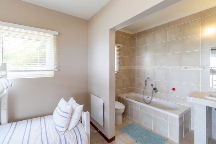 Fourth bedroom with 2 single beds with en-suite with bath tub