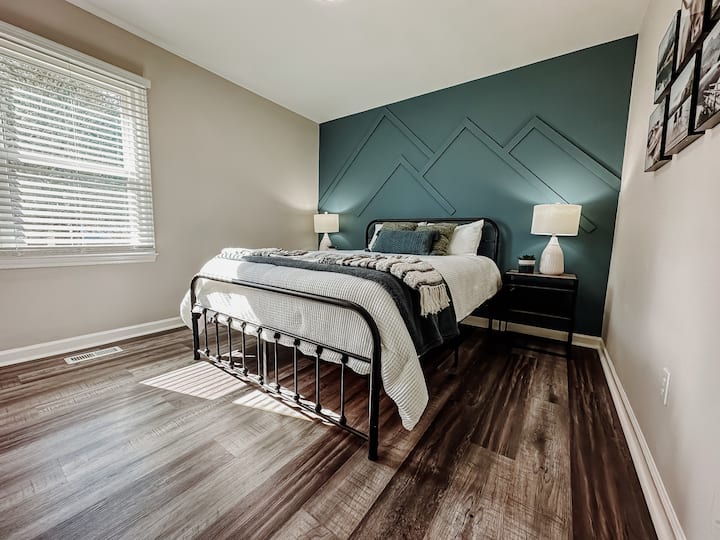 การตกแต่งในห้องนอนของผู้เข้าพักดูหรูหราและทันสมัยมีเฟอร์นิเจอร์ที่มีรสนิยมและแสงธรรมชาติส่องเข้ามามากมาย คุณจะมีห้องน้ำรวมที่มีผ้าเช็ดตัวและของใช้ในห้องน้ำที่สะอาดอยู่เสมอ