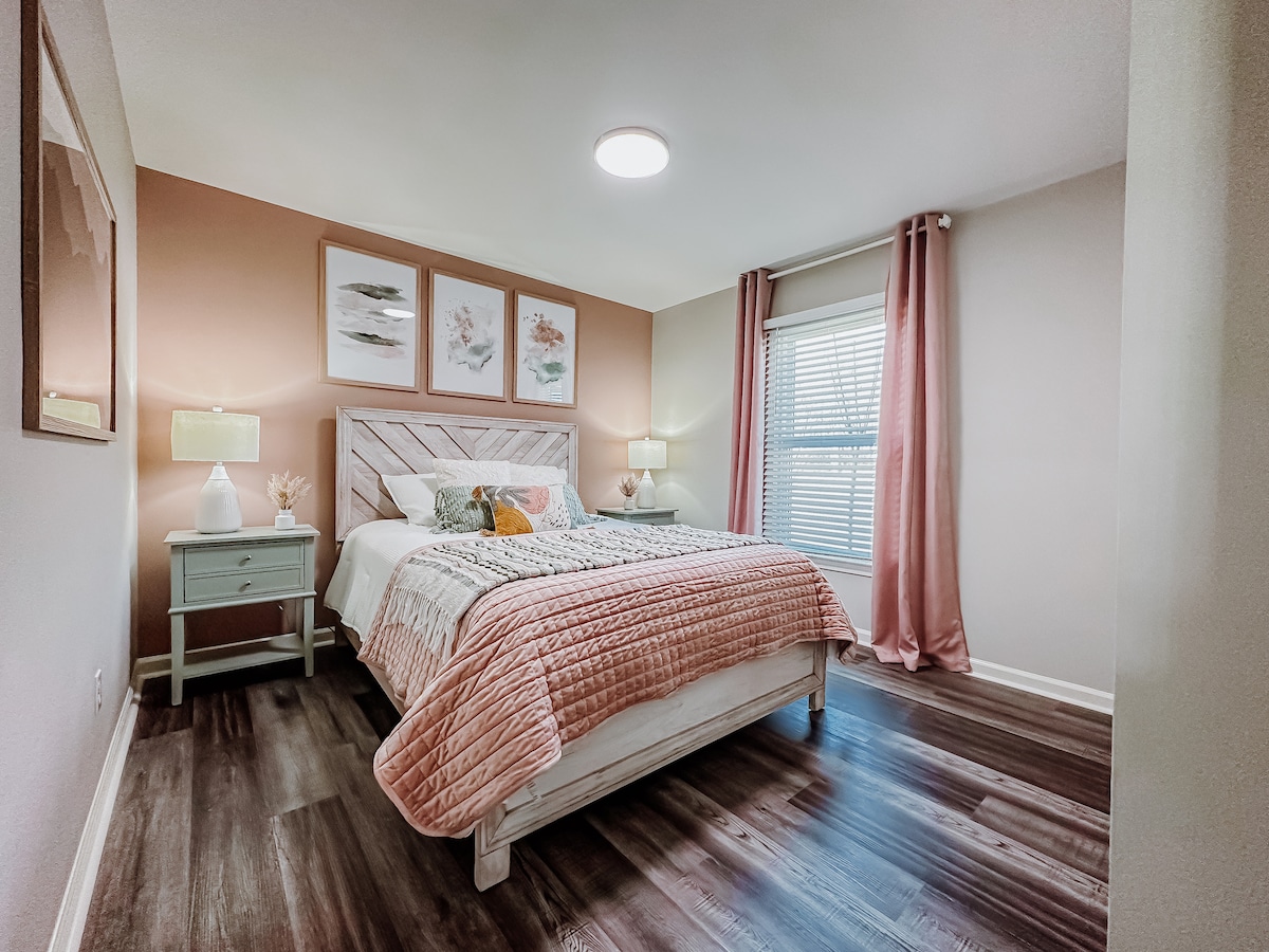 ברוכים הבאים לחדר האורחים המעוצב באופן מקצועי, שבו הנוחות והנוחות שלכם נמצאות בראש סדר העדיפויות שלנו. הנכס הנעים והמזמין הזה נוצר בקפידה כדי להבטיח שהייה נוחה ומהנה.