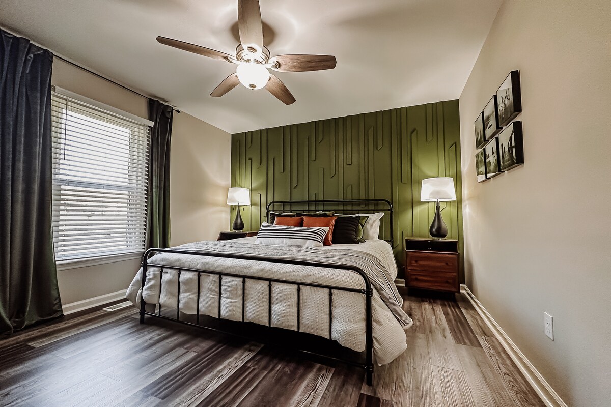 המצעים בחדר השינה הראשי נבחרו בקפידה כדי להבטיח שנת לילה רגועה. אתם תישנו על סדינים איכותיים וכריות רכות, והמזרן נבחר להציע תמיכה ונוחות מקסימליים.